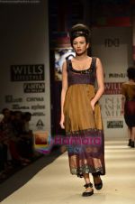 Model walks the ramp for Niki Mahajan show on Wills Lifestyle India Fashion Week 2011-Day 4 in Delhi on 9th April 2011 (121).JPG